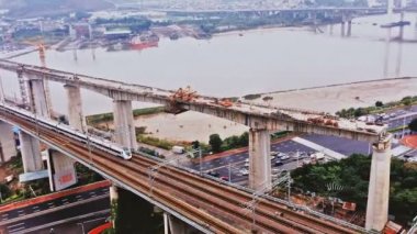 Bir yüksek hızlı tren bir karmaşık yol kavşağı, Fuzhou, Çin geçiş havadan görünümü