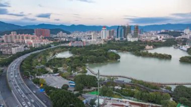 Gün batımında güzel cityscape. Otoyol Xihu Gölü, Fuzhou, Fujian, Çin boyunca yoğun trafiği olan doğal hava görünümünü. 4 k zaman atlamalı