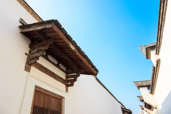 Традиционная Китайская Крыша Стена Против Голубого Неба Старые Дома Трех — стоковое фото