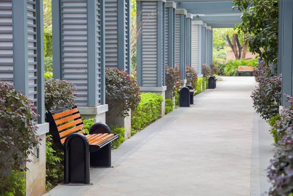 Empty outdoors promenade with resting chairs and bush in a new p — Stock Photo, Image