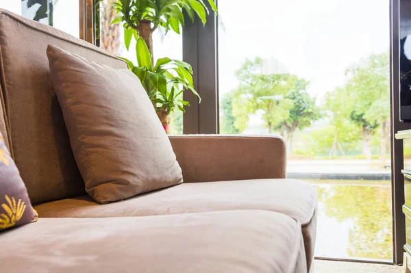 Close-up van kussen op de Bank bij het raam in de woonkamer bij h — Stockfoto