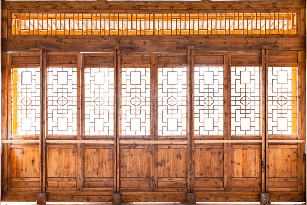 Closeup chinois vieille porte cadre en bois avec motif décoratif un — Photo