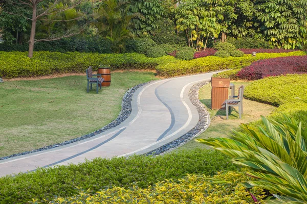 Mooie zomertuin met een loopbrug bochtige weg door middel van — Stockfoto