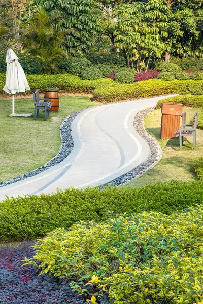 Mooie zomertuin met een loopbrug bochtige weg door middel van — Stockfoto