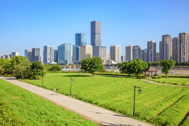 Şehir manzarası ve Fuzhou silueti, parkta yeşil alandan izlendi