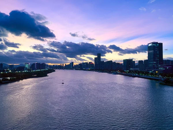 Vue aérienne panoramique du paysage urbain de Fuzhou et de la rivière Min à s — Photo