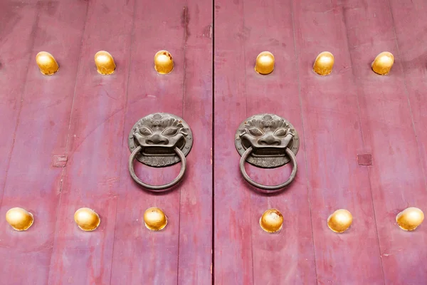 Red Chinese Wooden Door Metal Knocker Golden Knocker Nails Beijing — Stock Photo, Image