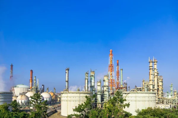 石油和天然气工业 石油化工厂 蓝天背景的炼油厂 — 图库照片