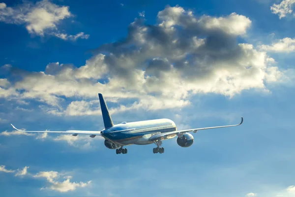 Duży Samolot Leci Błękitnego Nieba Starcie Zachodzie Słońca Tło Podróży — Zdjęcie stockowe