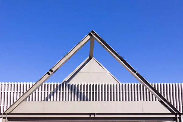 Vacker Scen Trekantiga Tak Ram Mot Clear Blå Himmel Bakgrund — Stockfoto