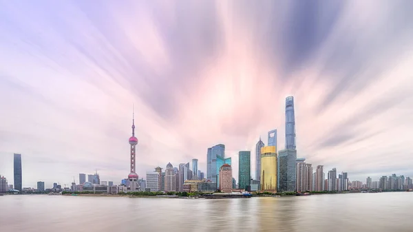 Şehir Manzarasının Panoramik Görüntüsü Güneşli Arka Planlı Şehir Silüeti Pudong — Stok fotoğraf