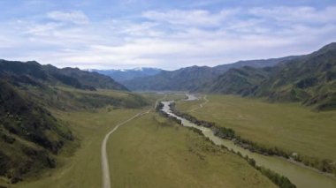 Dağlarda bahar, Altay'ın güneyinde kuru dağ yamaçları