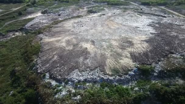 Soporna högen i papperskorgen dump eller deponi. Föroreningar koncept — Stockvideo