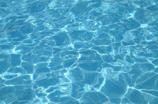 Yüzme havuzunda güneş yansıması olan dalgalı su