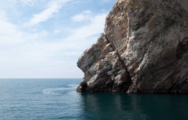 Kaya, deniz ve mavi gökyüzü.