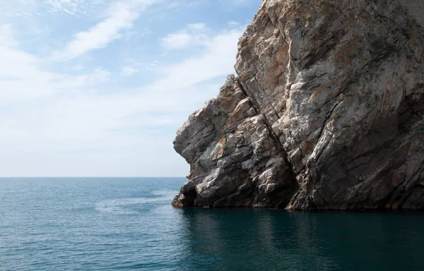 Kaya, deniz ve mavi gökyüzü.