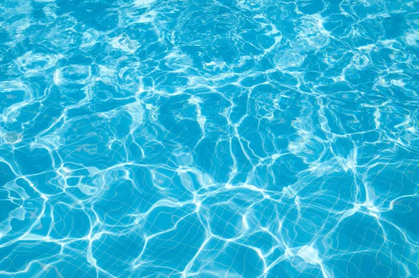 Yüzme havuzunda güneş yansıması olan dalgalı su