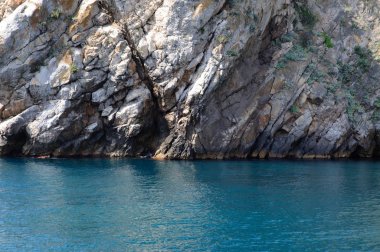 Rock ve açık güneşli bir deniz.