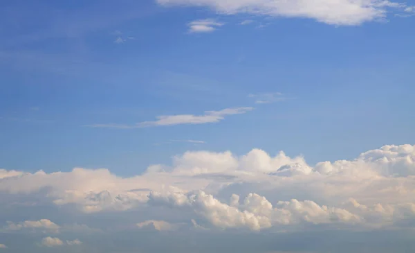 Biru Langit Latar Belakang Dengan Awan Putih — Stok Foto