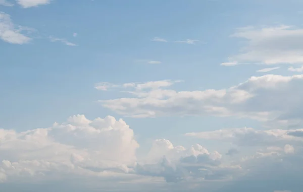 Biru Langit Latar Belakang Dengan Awan Putih — Stok Foto