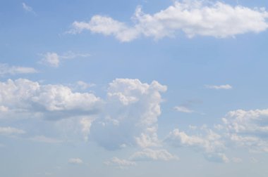 Beyaz bulutlu mavi gökyüzü arkaplanı