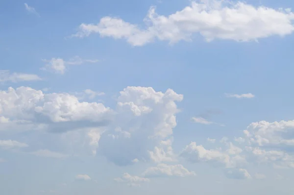 Biru Langit Latar Belakang Dengan Awan Putih — Stok Foto