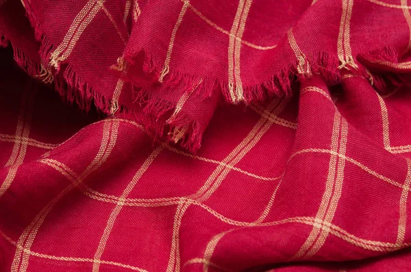 İskoç tartan deseni. Arka plan olarak kırmızı ekose baskı. Renkli çizgiler ve kare desen. İskoç kontrol kumaş.