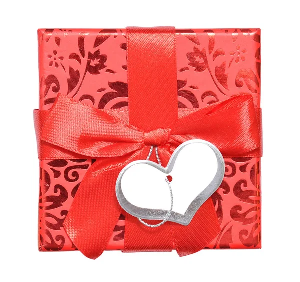 Rote Geschenkbox Mit Schleife Und Anhänger Isoliert Auf Weißem Hintergrund — Stockfoto
