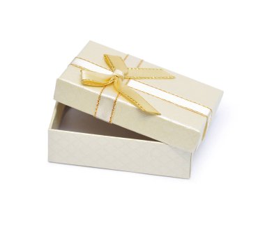 Beyaz arka plan üzerinde izole boş hediye kutusu.