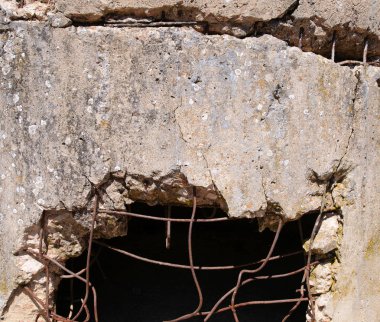 Duvar kısmen kırık parçalar ve duvarlar çıkıntılı armatür ile mahvoldu.