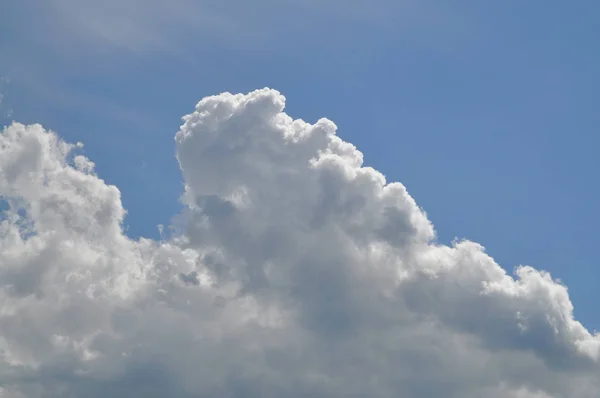 Biru Langit Latar Belakang Dengan Awan Putih — Stok Foto