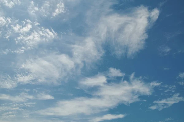 Biru Langit Latar Belakang Dengan Awan Putih — Stok Foto