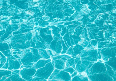 Yüzme havuzunda güneş yansıması olan dalgalı su