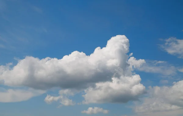 Biru Langit Latar Belakang Dengan Awan Putih — Stok Foto