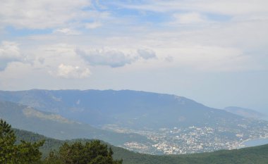 Karadeniz resort kıyıya yakın yerde Yalta şehir peyzaj.