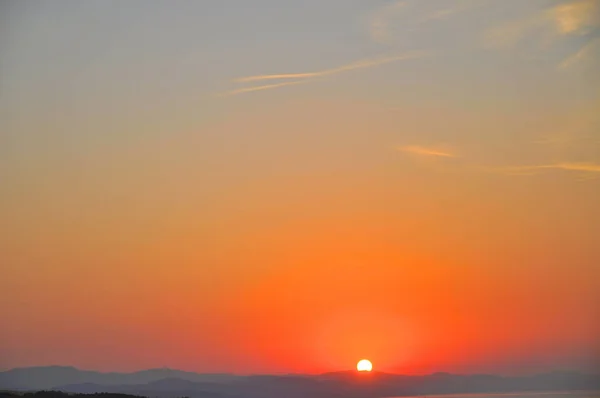 Bergnebel Bei Sonnenaufgang Nebel Bei Sonnenaufgang Nebel Über Dem Berg — Stockfoto