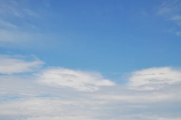 Céu Azul Com Nuvens Brancas Imagens De Bancos De Imagens Sem Royalties