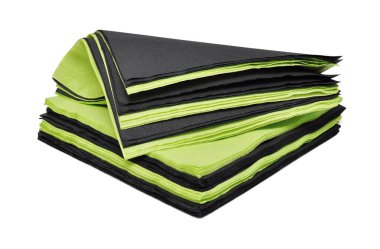 Beyaz arka plan üzerinde izole siyah ve yeşil kağıt peçete.