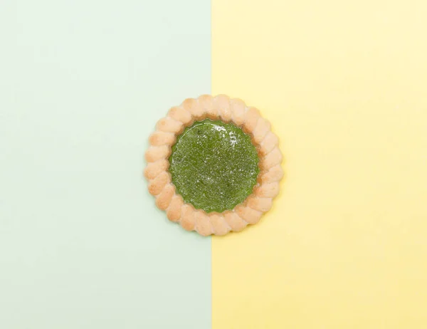 绿色和黄色背景上的微型饼干 最少的食物和甜点的概念 平面布局 顶部视图 — 图库照片
