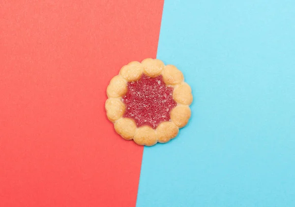 빨간색과 파란색 배경에 미니어처 비스킷입니다 음식과 디저트의 최소한의 개념입니다 스톡 사진