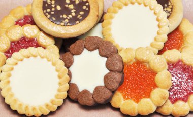 Rustik ahşap masa portre üzerinde reçelli kurabiye.