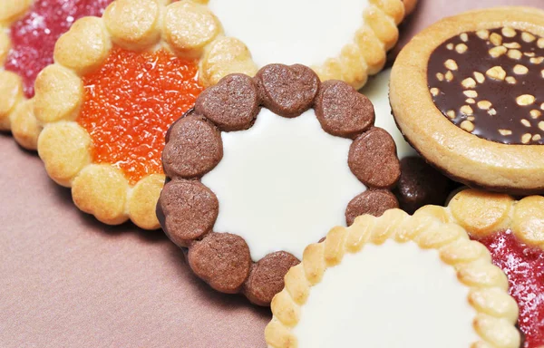Kekse Mit Marmelade Auf Rustikalem Holztisch lizenzfreie Stockfotos