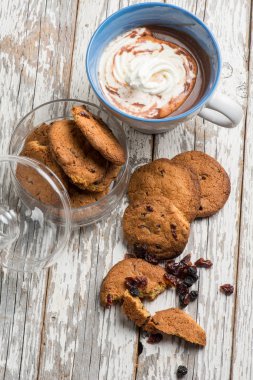 sıcak çikolata şanti krema ve üzümlü kurabiye ile yakından görmek