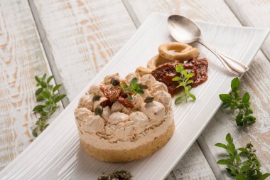 kurutulmuş domates Kapari ve taze kekik ile peynir pasta yakından görmek