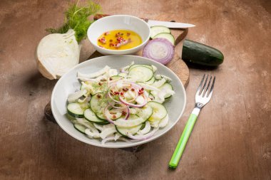 rezene salata salatalık soğan ve pembe biber ile yakından görmek