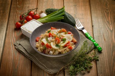 karışık salata quinoa salatalık ve domates ile yakından görmek