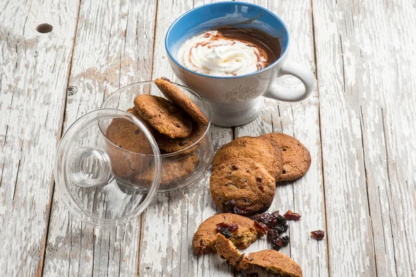 Vue Rapprochée Chocolat Chaud Avec Crème Fouettée Biscuits Aux Myrtilles — Photo