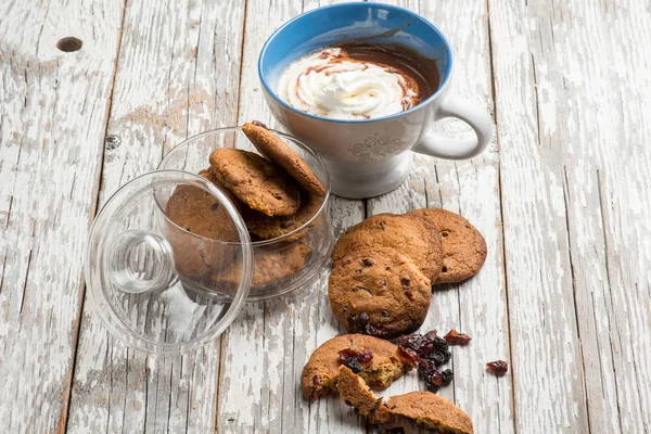 Primo Piano Vista Della Cioccolata Calda Con Panna Montata Biscotti — Foto Stock