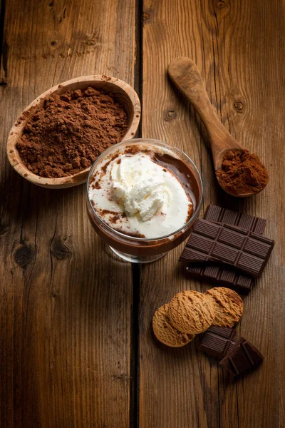 Vista Close Chocolate Quente Com Chantilly Biscoitos — Fotografia de Stock