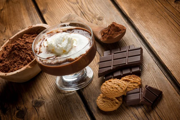 Крупный План Горячего Шоколада Взбитыми Сливками Печеньем — стоковое фото